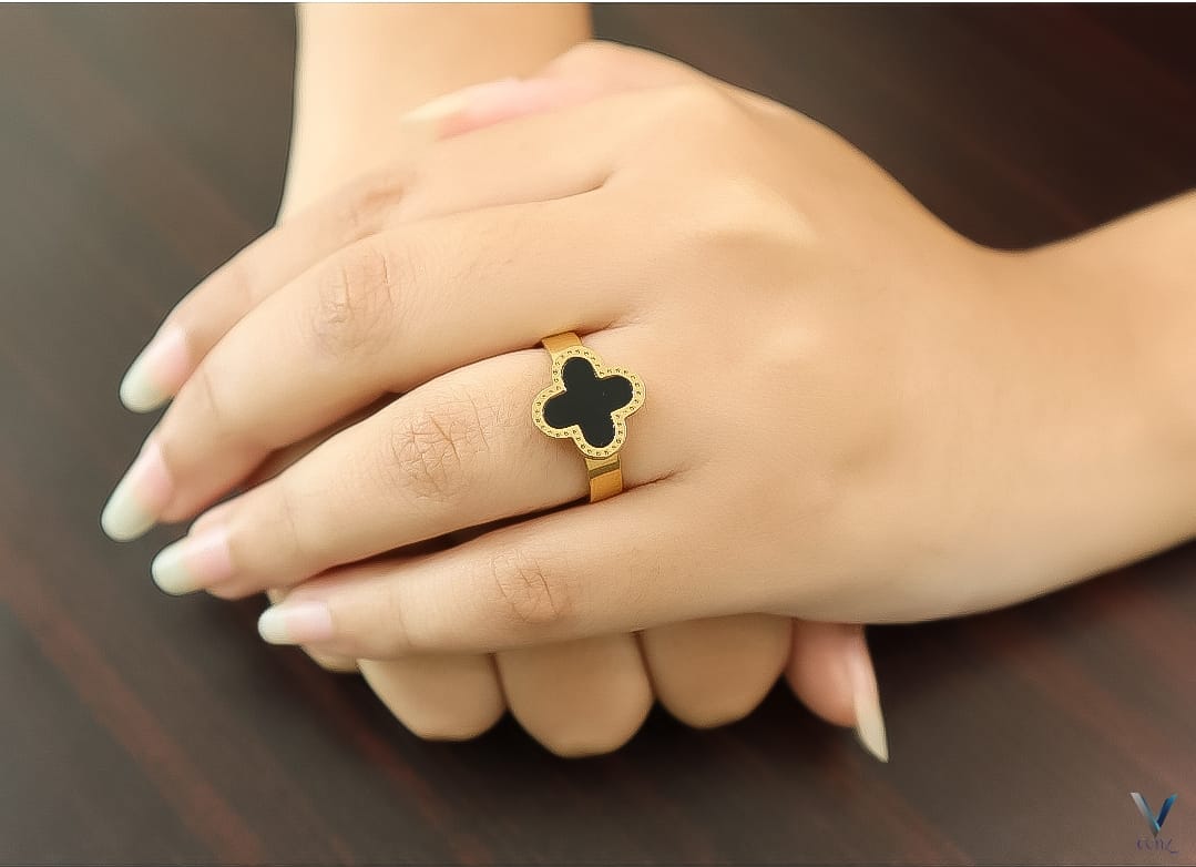 Clover Stainless Steel Rings 

Available in Three sizes 
17,18,19✨